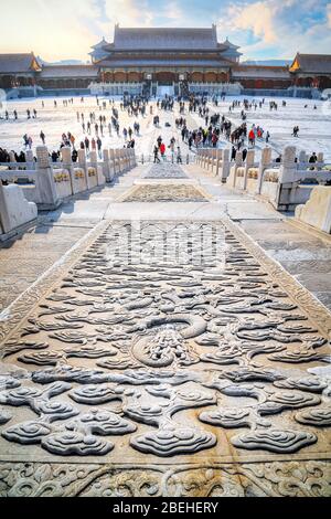 Pechino, Cina - 9 2020 gennaio: Drago e nuvole incise sulla scala principale di Taihedian (Sala dell'armonia Suprema) nella Città Proibita Foto Stock