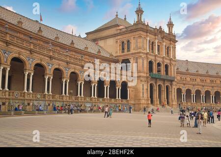 Siviglia, Spagna-14 ottobre 2019: Un'attrazione di riferimento Plaza de Espana, una piazza nel Parque de Maria Luisa nel centro storico di Siviglia Foto Stock