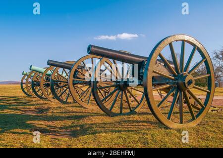 Una fila di quattro cannoni al campo di battaglia nazionale della Guerra civile di Antietam. Sharpsburg. Maryland. USA Foto Stock