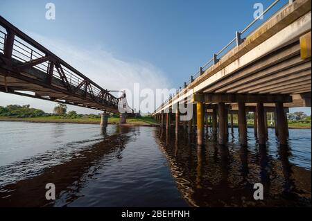 Vecchi e nuovi ponti sul fiume canale 1. Itinerario numero 11 Provincia di Buenos Aires Foto Stock