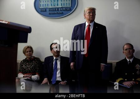 Il presidente degli Stati Uniti Donald J. Trump con la task force di Coronavirus conduce un briefing alla Casa Bianca di Washington il 13 aprile 2020. Da sinistra a destra dietro il presidente: Dr. Deborah L. Birx, Coordinatore della risposta di Coronavirus della Casa Bianca; Segretario del Tesoro degli Stati Uniti Steven T. Mnuchin; e Ammiraglio posteriore John P. Poolockzyk, Vice Direttore, J4, Joint staff.Credit: Yuri Gripas/Pool via CNP | uso in tutto il mondo Foto Stock