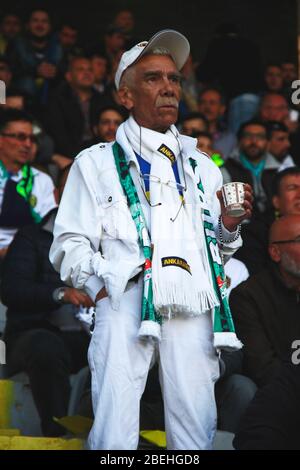 Ankara/Turkey - 05.03.2017 : uno strano appassionato di calcio anziano in abiti bianchi che guarda la partita di calcio nello stadio Foto Stock