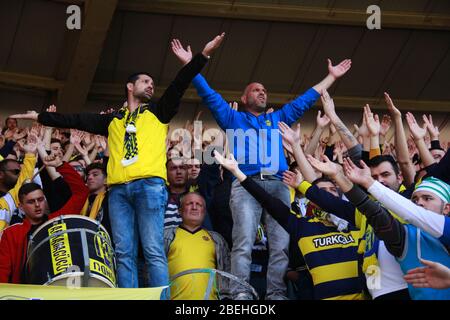 Ankara/Turkey - 05.03.2017 :due tifosi di calcio in piedi e rallegrare la folla Foto Stock