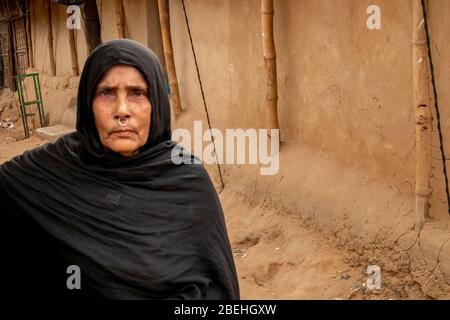Rohingya anziana Donna in un campo profughi, a sud di Cox's Bazar vicino al confine con Myanmar. Foto Stock
