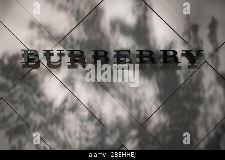 Washington, Stati Uniti. 13 Aprile 2020. Una visione generale del logo Burberry come visto su un negozio a Washington, DC il 13 aprile 2020, in mezzo alla pandemia di Coronavirus. Global confermati casi COVID-19 si avvicinò a 2 milioni e il totale dei decessi è passato 100,000 questa settimana, mentre il Congresso degli Stati Uniti ha negoziato successivi finanziamenti di stimolo come un importante fondo di prestito per piccole imprese si avvicina a vuoto. (Graeme Sloan/Sipa USA) Credit: Sipa USA/Alamy Live News Foto Stock