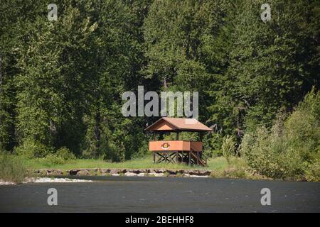 Sul fiume Atnarko nel Tweedsmuir South Provincial Park, British Columbia, Canada Foto Stock