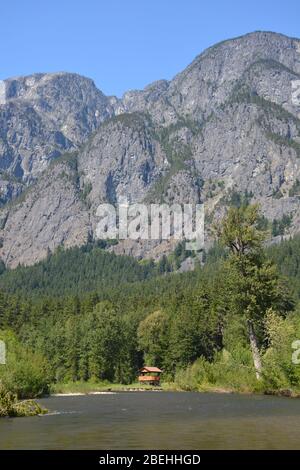 Sul fiume Atnarko nel Tweedsmuir South Provincial Park, British Columbia, Canada Foto Stock