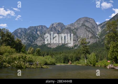 Sul fiume Atnarko nel Tweedsmuir South Provincial Park, British Columbia, Canada Foto Stock