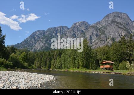 Sul fiume Atnarko nel Tweedsmuir South Provincial Park, British Columbia, Canada Foto Stock