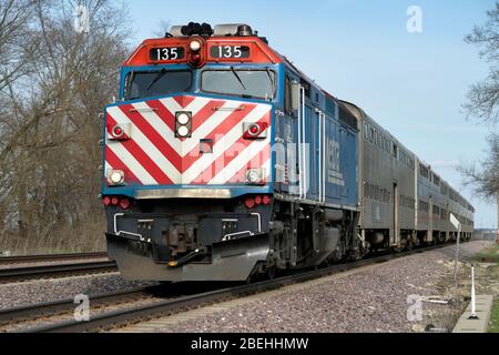 Lafox, Illinois, Stati Uniti. Una locomotiva Metra che tira il treno da Chicago prima di arrivare a Lafox, Illinois. Foto Stock