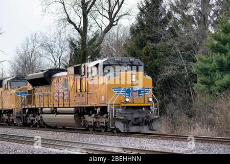 La Fox, Illinois, Stati Uniti. Le locomotive della Union Pacific Railroad conducono un treno a terra attraverso una sezione rurale dell'Illinois. Foto Stock