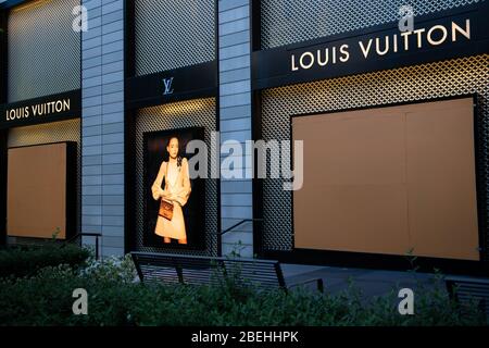 Washington, Stati Uniti. 13 Aprile 2020. Salì le finestre su un negozio Louis Vuitton a Washington, DC il 13 aprile 2020, in mezzo alla pandemia di Coronavirus. Global confermati casi COVID-19 si avvicinò a 2 milioni e il totale dei decessi è passato 100,000 questa settimana, mentre il Congresso degli Stati Uniti ha negoziato successivi finanziamenti di stimolo come un importante fondo di prestito per piccole imprese si avvicina a vuoto. (Graeme Sloan/Sipa USA) Credit: Sipa USA/Alamy Live News Foto Stock