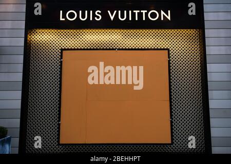 Washington, Stati Uniti. 13 Aprile 2020. A salire sul deposito Louis Vuitton come visto a Washington, DC il 13 aprile 2020, in mezzo alla pandemia di Coronavirus. Global confermati casi COVID-19 si avvicinò a 2 milioni e il totale dei decessi è passato 100,000 questa settimana, mentre il Congresso degli Stati Uniti ha negoziato successivi finanziamenti di stimolo come un importante fondo di prestito per piccole imprese si avvicina a vuoto. (Graeme Sloan/Sipa USA) Credit: Sipa USA/Alamy Live News Foto Stock