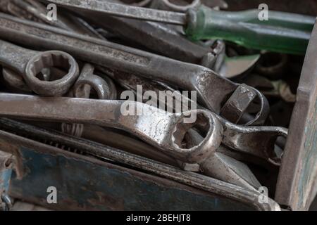 Primo piano i vecchi utensili costituiti da cacciaviti e chiavi inseriti in una scatola metallica. Foto Stock