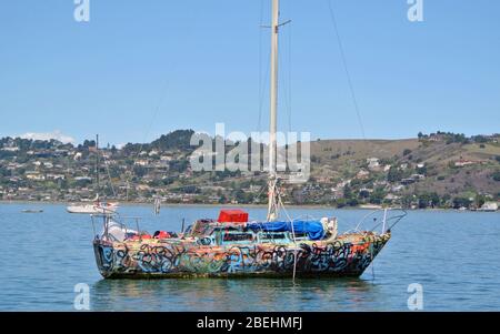 colorato dipinto barca a vela ancora fuori nella baia di richardson sausalito calif stati uniti Foto Stock