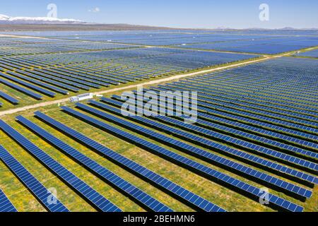 Produzione di energia in un ranch solare fotovoltaico nella Valle Antelope della contea di Los Angeles, California Foto Stock