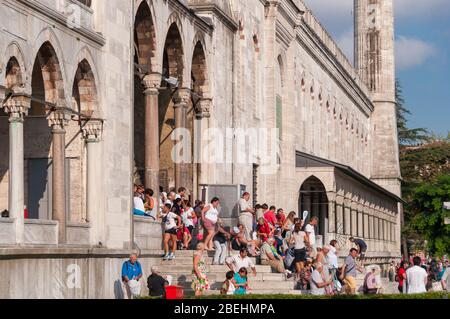 Istanbul, Turchia - 26 agosto 2013: Persone all'ingresso della Moschea Blu o Sultano Ahmed Camii. Turisti che visitano il famoso punto di riferimento di Istanbul Foto Stock