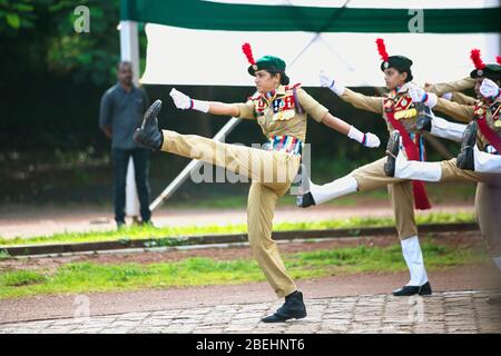 polizia, cadetti ncc, donne indiane emancipare, cadetti college, india indipendenza giorno parata, repubblica indiana parata, thrissur, kerala, india, parata terra Foto Stock