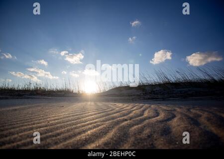 Venti forti creano dune testurizzate nella sabbia al Fort Clinch state Park di Amelia Island, Florida. Foto Stock