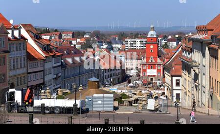 Gotha, Germania. 8 aprile 2020. Lo storico municipio si erge nel mezzo di un enorme cantiere durante la ristrutturazione della piazza principale del mercato, in conformità con l'ordine di conservazione. I lavori iniziarono nell'ottobre 2019 e la Piazza del mercato principale sarà completata entro novembre 2021. I costi di costruzione della città di Gotha ammontano a circa 6 milioni di euro. Il finanziamento è garantito mediante sovvenzioni in conformità del programma federale di Länder per la protezione dei monumenti urbani. Credit: Martin Schutt/dpa-Zentralbild/dpa/Alamy Live News Foto Stock