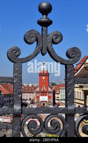 Gotha, Germania. 8 aprile 2020. Lo storico municipio si erge nel mezzo di un enorme cantiere durante la ristrutturazione della piazza principale del mercato, in conformità con l'ordine di conservazione. I lavori iniziarono nell'ottobre 2019 e la Piazza del mercato principale sarà completata entro novembre 2021. I costi di costruzione della città di Gotha ammontano a circa 6 milioni di euro. Il finanziamento è garantito mediante sovvenzioni in conformità del programma federale di Länder per la protezione dei monumenti urbani. Credit: Martin Schutt/dpa-Zentralbild/dpa/Alamy Live News Foto Stock