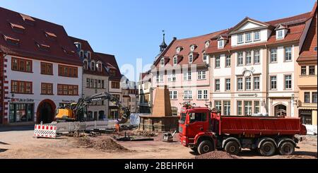 Gotha, Germania. 8 aprile 2020. La fontana di Schellenbrunnen, chiusa, si trova nel mezzo di un enorme cantiere di costruzione durante la ristrutturazione della piazza principale del mercato, in conformità con l'ordine di conservazione. I lavori iniziarono nell'ottobre 2019 e il completamento del mercato principale è previsto per novembre 2021. I costi di costruzione della città di Gotha ammontano a circa 6 milioni di euro. Il finanziamento è garantito mediante sovvenzioni in conformità del programma federale di Länder per la protezione dei monumenti urbani. Credit: Martin Schutt/dpa-Zentralbild/dpa/Alamy Live News Foto Stock