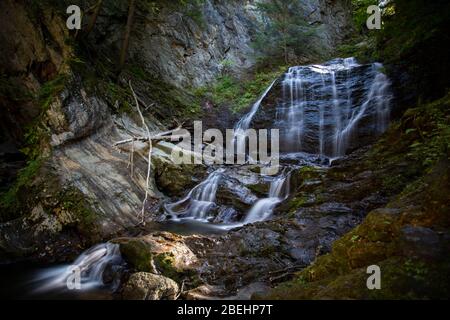 Cascate d'acqua lungo le cascate di Moss Glen a Stowe, Vermont. Foto Stock