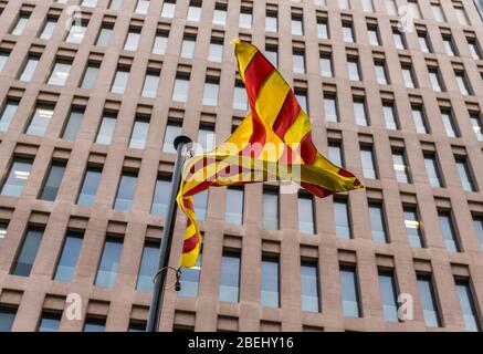 Bandiera catalana contro gli edifici di corte di Ciutat de la Justicia. Foto Stock