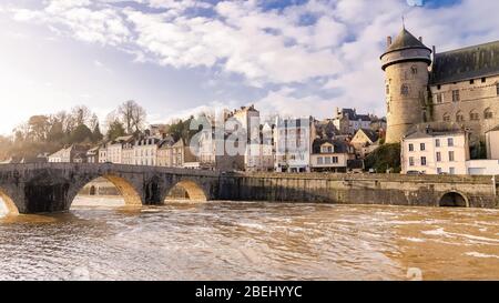 Laval, bella città francese, panorama del fiume e delle tipiche case nel centro antico, downtown sotto le inondazioni, il fiume in piena Foto Stock