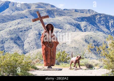 18 marzo 2019 Borrego Springs / CA / USA - scultura metallica di Padre Pedro Font spagnolo, vicino al Parco di Stato del deserto di Anza-Borrego, parte del prato di Galleta Foto Stock