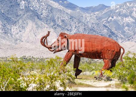 Mar 18, 2019 Borrego Springs / CA / USA - scultura di elefante metallico all'aperto, vicino al Parco di Stato del deserto di Anza-Borrego, parte di Galleta Meadows LLC, un u Foto Stock