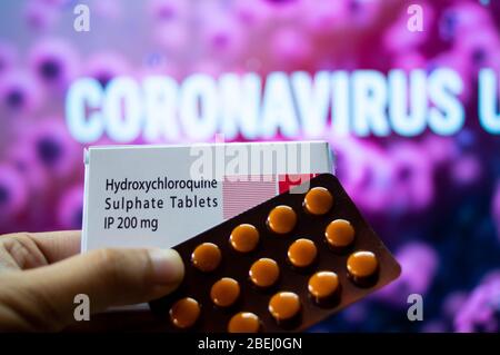 Compresse di idrossiclorochina solfato con coronavirus scritto sullo sfondo Foto Stock