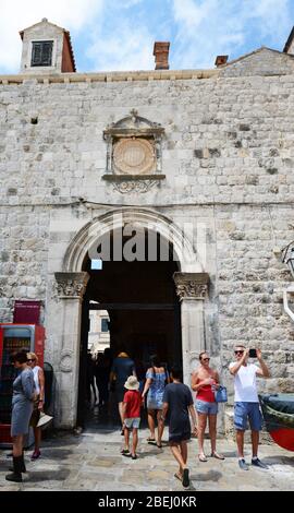 Entrando nella città vecchia di Dubrovnik dal porto vecchio. Foto Stock