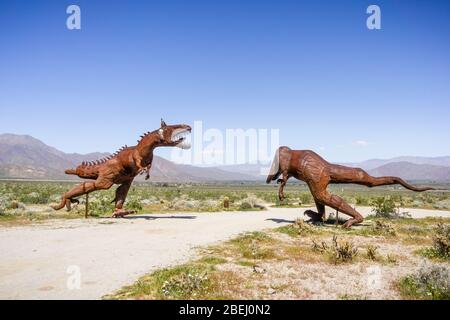 18 marzo 2019 Borrego Springs / CA / USA - sculture metalliche di due dinosauri combattenti, vicino al Parco di Stato del deserto di Anza-Borrego, parte dei Meadows di Galleta Foto Stock