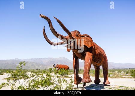 Mar 18, 2019 Borrego Springs / CA / USA - scultura in metallo all'aperto di una mammut, vicino al Parco di Stato del deserto di Anza-Borrego, parte di Galleta Meadows LLC, Foto Stock