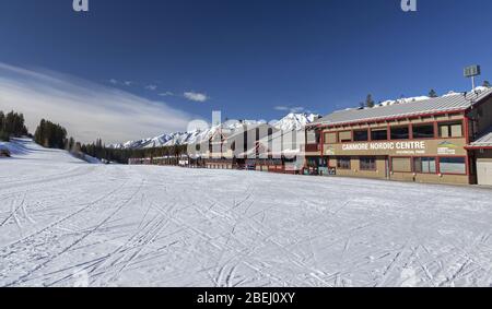 Sunny Springtime Landscape sul deserto Canmore Nordic Center. I Parchi Provinciali dell'Alberta hanno accesso al veicolo chiuso a causa della Pandemia del Coronavirus COVID-19 Foto Stock