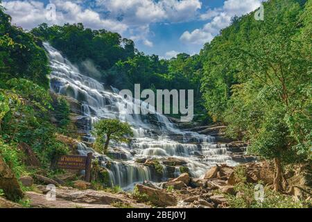 Cascata di Mae Ya nel Parco Nazionale di Doi Inthanon, Chiang mai, Thailandia del Nord. Una cascata di 200 metri a 30 piani. Foto Stock