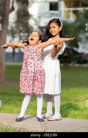 Piccole sorelle teneri che si abbracciano e mostrano il loro vero amore Foto Stock