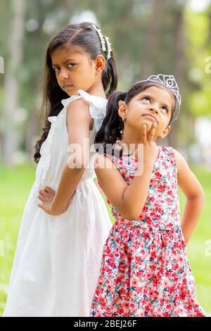 Piccole sorelle teneri che si abbracciano e mostrano il loro vero amore Foto Stock