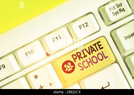Scrittura a mano di testo Scuola privata. Foto concettuale una scuola indipendente sostenuta interamente dal pagamento delle tasse Foto Stock