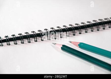 Closeup coppia di matite su un notebook, business o concetto di istruzione. Foto Stock