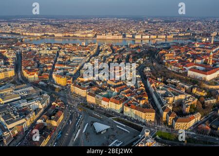 Budapest, Ungheria - veduta aerea dello skyline di Pest lato di Budapest. Questa vista include Piazza Szell Kalman (Szell Kalman ter), il Parlamento, Marg Foto Stock