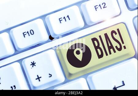 Mano concettuale che mostra la scrittura di bias. Concetto significato di inclinazione o pregiudizio a favore o contro una dimostrazione di gruppo Foto Stock