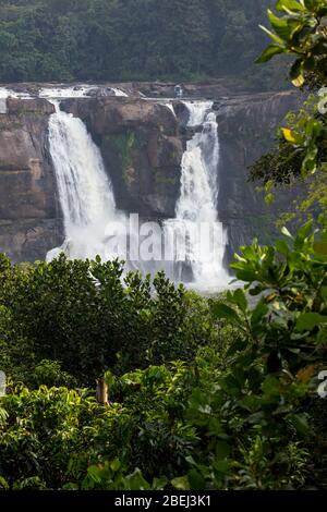 cascate di acqua di athirappilly, negozi in acqua di athirappilly, ingresso athirappilly, eco turismo di kerala, cascate in india kerala, thrissur, kerala, india Foto Stock