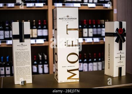 Bruxelles, Belgio, gennaio 2020: Bottiglie di champagne francese Moet Chandon in mostra per la vendita Foto Stock