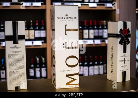 Bruxelles, Belgio, gennaio 2020: Bottiglie di champagne francese Moet Chandon in mostra per la vendita Foto Stock