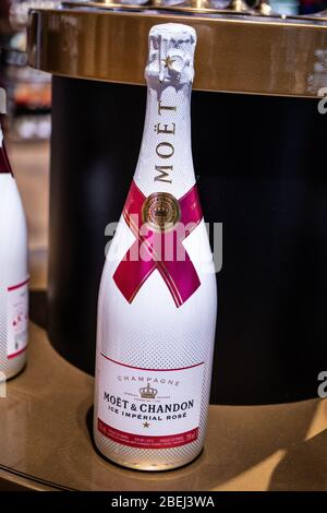 Bruxelles, Belgio, gennaio 2020: Bottiglie di champagne francese Moet Chandon in mostra per la vendita Foto Stock