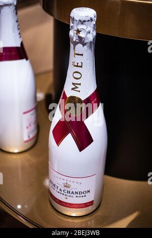 Bruxelles, Belgio, gennaio 2020: Bottiglie di champagne francese Moet Chandon in mostra per la vendita Foto Stock