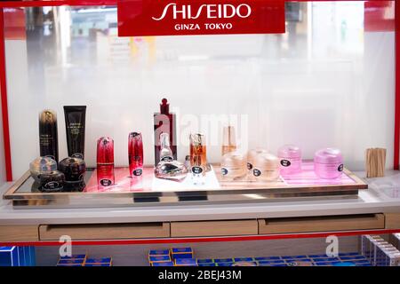 Bruxelles, Belgio, gennaio 2020: Shiseido cosmetici in mostra per la vendita, Shiseido è società di cura personale, pelle, capelli, Foto Stock
