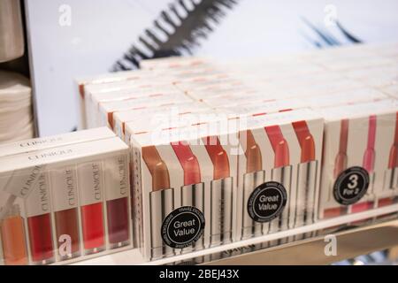 Bruxelles, Belgio, gennaio 2020: Cosmetici Clinique, siero per riparazioni giornaliere in mostra, Clinique fornisce cosmetici anti-invecchiamento per i consumatori Foto Stock